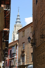 Fototapeta na wymiar Stare domy i Katedra w historycznym mieście Toledo w S
