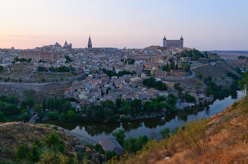 Obraz premium The historic city of Toledo at dusk in Spain