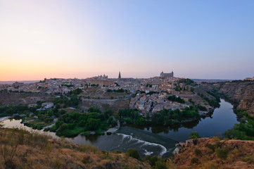 Fototapeta na wymiar Historyczne miasto Toledo o zmierzchu w Hiszpanii