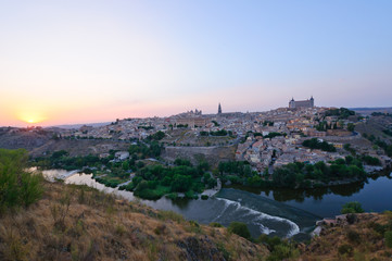 Fototapeta na wymiar Historyczne miasto Toledo o zmierzchu w Hiszpanii