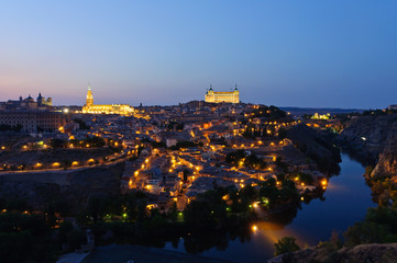 Fototapeta na wymiar Nocny widok na zabytkowe miasto Toledo w Hiszpanii