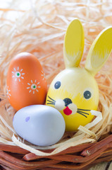 closeup osterkorb mit eiern und hasen