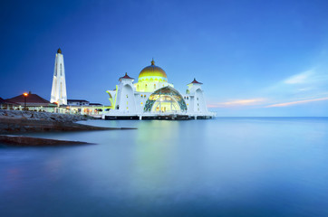 Fototapeta na wymiar the majestic mosque during blue hour