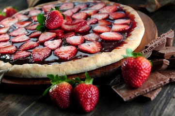 Schilderijen op glas Strawberry and chocolate pizza © marcelokrelling