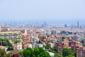 Fototapeta premium Widok na panoramę miasta z Parku Guell w Barcelonie, Hiszpania