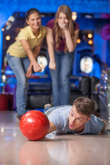 Failure. Man fell while playing bowling with friends