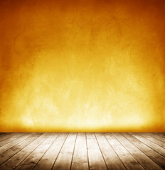 Innenraum mit gelber Wand.