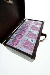 Truhe mit Euro Banknoten. Finanzkrise, Krise