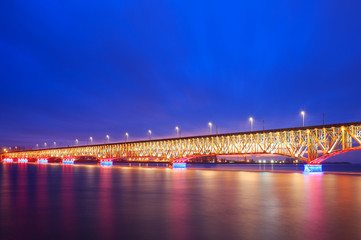 Fototapeta na wymiar Oświetlony most w nocy
