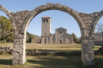 Fototapeta na wymiar Starożytny, opactwo od Castel San Vincenzo al Volturno
