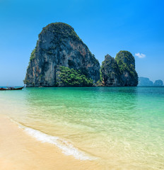 Obraz premium Clear water and blue sky. Phra Nang beach, Thailand