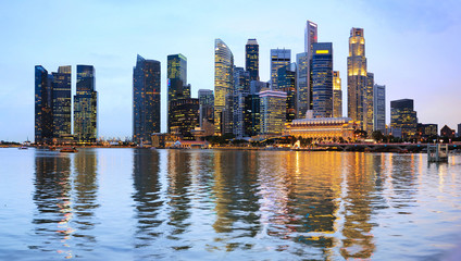 Fototapeta na wymiar Panoramiczny widok z Singapuru w kolorowe zmierzchu