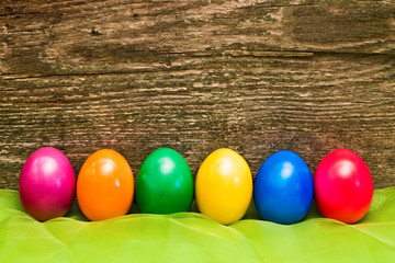 bunte Ostereier vor Holzwand, colorful easter eggs
