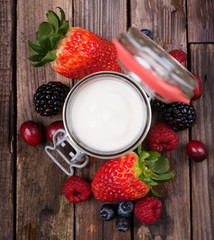 Frische Beeren und Joghurt