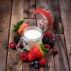 Frische Beeren und Joghurt