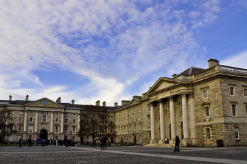 Fototapeta na wymiar Trinity College w słoneczny dzień