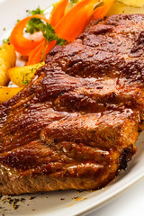 Tasty grilled ribs with vegetables
