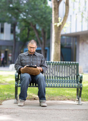 Obraz premium University Student Using Digital Tablet On Campus