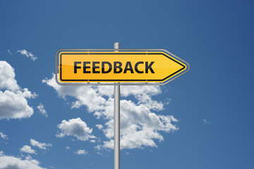 Feedback Wegweiser Pfeil vor blauem Himmel 