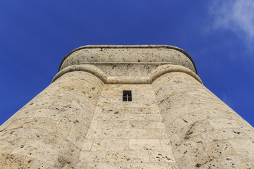 Der Bismarckturm bei Augsburg an einem Tag mit blauem Himmel	