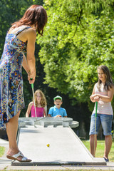 Fototapeta premium Frau beim Minigolf