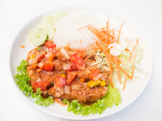 Fried chicken salad with white rice