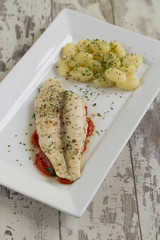 Fischfilet auf Tomatenbett mit Gnocchi