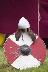 Nasalhelm und Rundschild