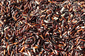 straw plate with long-grain red rice