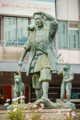 Naklejka premium Momotaro sculpture in front of Okayama Station