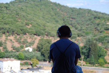 ESCUCHANDO MÚSICA. EN UN MIRADOR