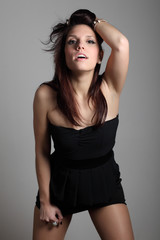 Naklejka premium Ritratto di ragazza con vestito nero
