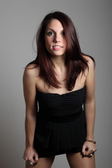 Ritratto di ragazza con vestito nero