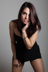Fototapeta premium Ritratto di ragazza con vestito nero