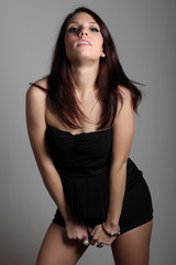 Naklejka premium Ritratto di ragazza con vestito nero