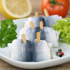 Hering Fisch oder Rollmops auf einem Teller