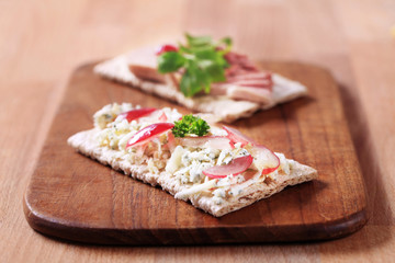 Crispbread with blue cheese and pate