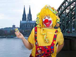 Clown mit Luftschlangen behangen in Köln