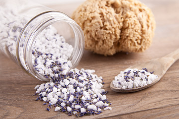 Badesalz mit Lavendelbl&uuml;ten, Schwamm und L&ouml;ffel