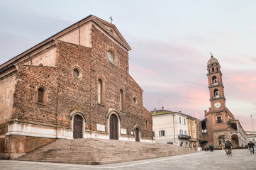 Fototapeta na wymiar katedra w Faenza, Włochy