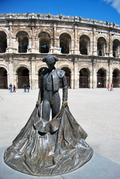 Statue devant Ar&egrave;nes de N&icirc;mes