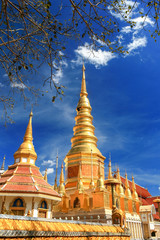 Naklejka premium Beautiful golden pagoda under deep blue sky