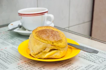 Papier Peint photo autocollant Hong Kong Classic pineapple bun served at Hong Kong cafe