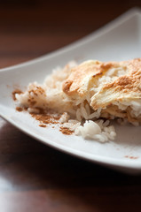 Milk rice with cinnamon and applesauce