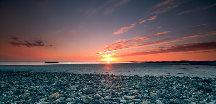 Hebrides panorama : burning sunset over a tidal beach