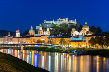 Naklejka premium Wgląd nocy starego miasta Salzburga, Austria