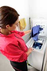 Ragazza che usa la lavatrice