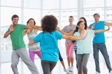 Obraz premium Fitness class and instructor doing pilates exercise