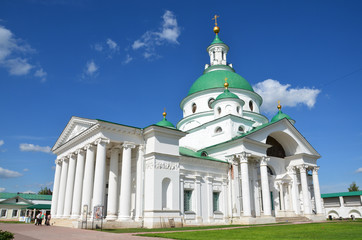 Fototapeta na wymiar Kościół Świętego Demetriusza z Rostów Yakovlevsky klasztoru Spaso