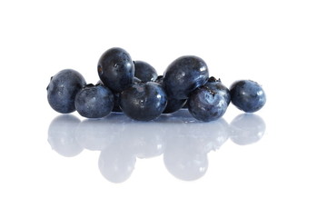 Blaubeeren freigestellt auf weiß mit Spiegelung [kw-de/[o]
